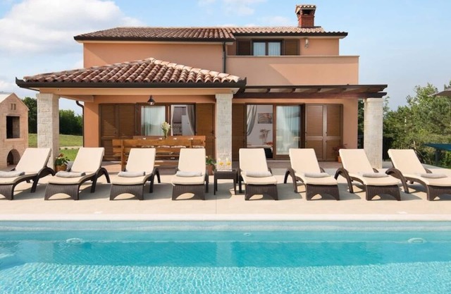 Villa San Martino en la cima de una colina en el campo con piscina privada, 8 huéspedes