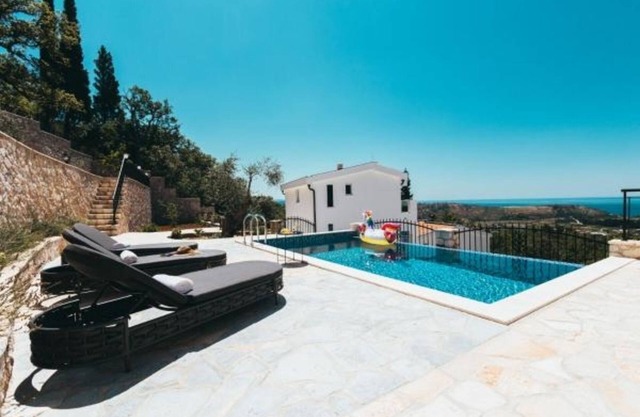 Villa Sara frente al mar con piscina privada