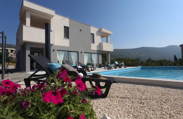 Piscina climatizada Villa Sky