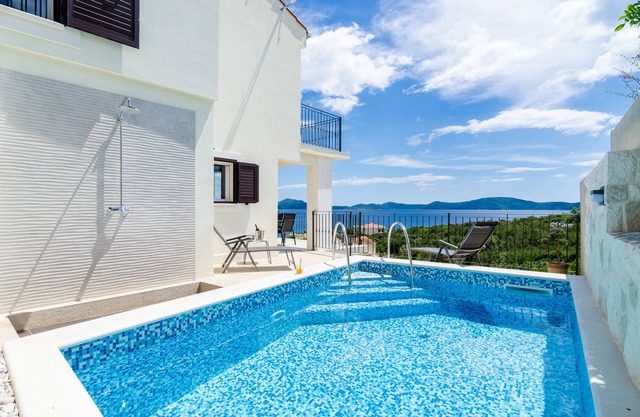 Villa Sofija - Villa de tres habitaciones con terraza y piscina