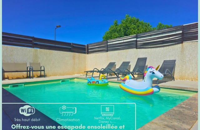 Villa con piscina cerca de la playa, mar y montaña.