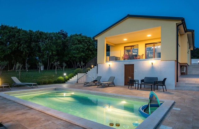 HOLIDAY VILLA IN BARBAN WITH PRIVATE POOL FOR 6 PEOPLE