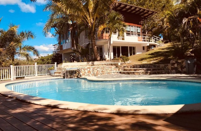 Villa Turistica de Alquiler o Renta frente a La Presa Tavera-Bao en Santiago