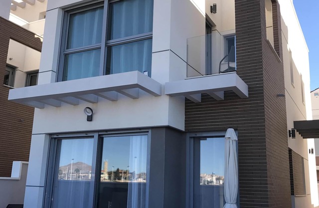 Villa Vistamar-capacidad para 6 personas. 3 habitaciones, 3 baños, piscina climatizada. Vistas al mar y puestas de sol!