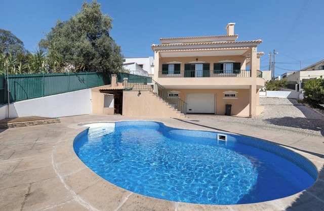 Villa 'Vivenda De São Marcos' con piscina privada, terraza privada y Wi-Fi