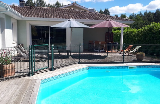 villa with swimming pool between ocean and Bordeaux