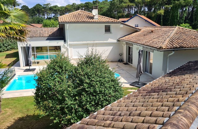 Large villa with swimming pool, 1500 m from the beach