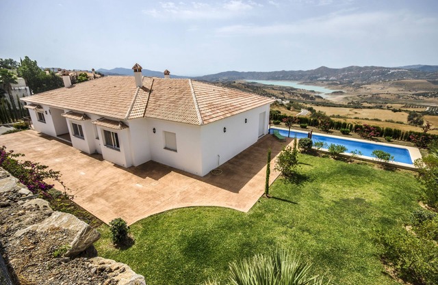 VILLA CON VISTAS AL LAGO, PISCINA PRIVADA & PARKING A 30 MIN DE LA PLAYA