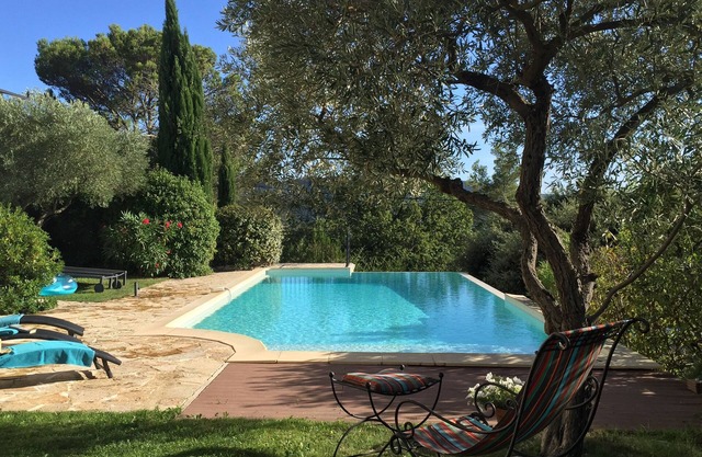 Residencia en un entorno rural, cocina al aire libre y gran piscina climatizada.