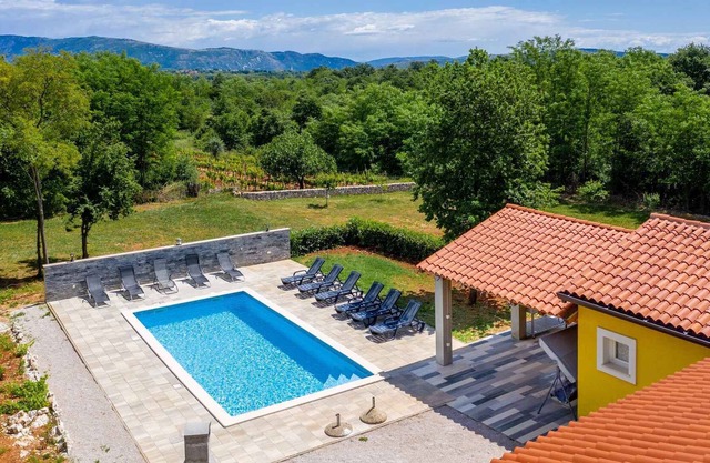 Casa vacacional con piscina y jardin