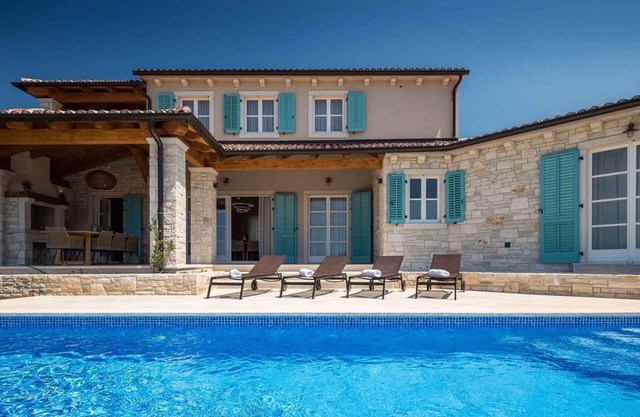 Casa vacacional con piscina y jardín