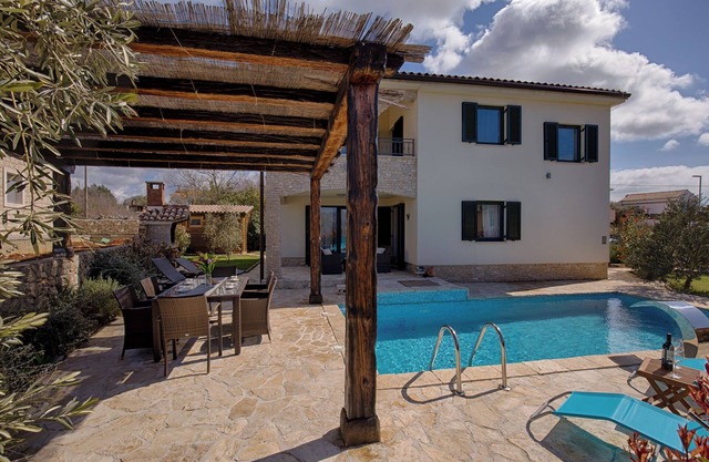 Nueva villa con piscina, jardín con olivos, barbacoa y hermosas vistas al mar