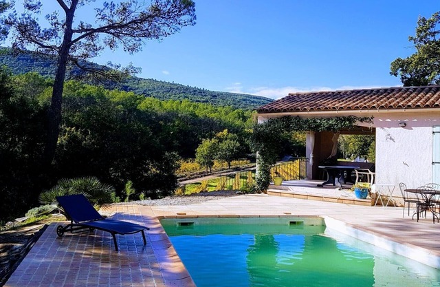 Villa con piscina rodeada de viñedos