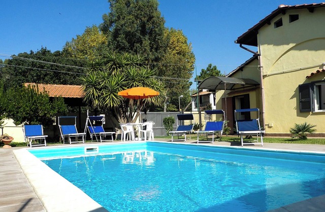 Villa con jardín y piscina privada, no lejos del mar.