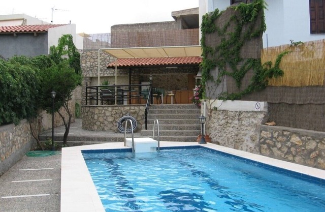 Villa con piscina privada, jardín y barbacoa en el tranquilo pueblo cretense a las afueras de la ciudad