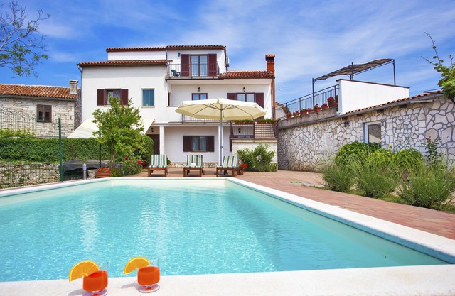 Villa con piscina privada en el pueblo de Kujići para 12 personas