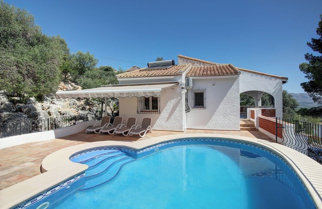 Villa con piscina privada, terraza y porche con vistas al mar.