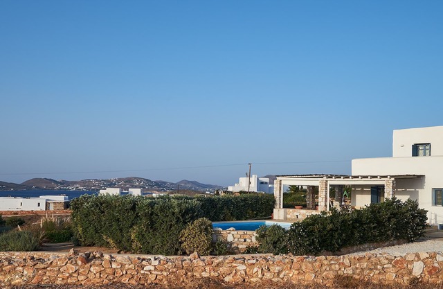 Parasporos Paradise Villa, villa de lujo tranquila, piscina privada, a pie de playa