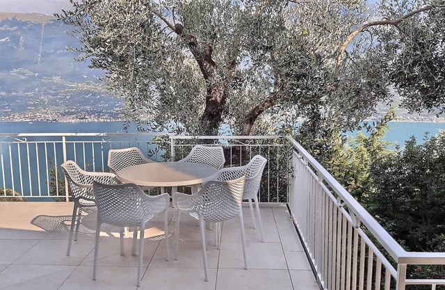 Villa con impresionantes vistas al lago y piscina privada de agua salada