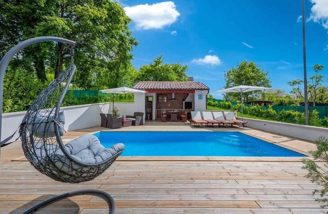 Casa vacacional con piscina y jardín cocina