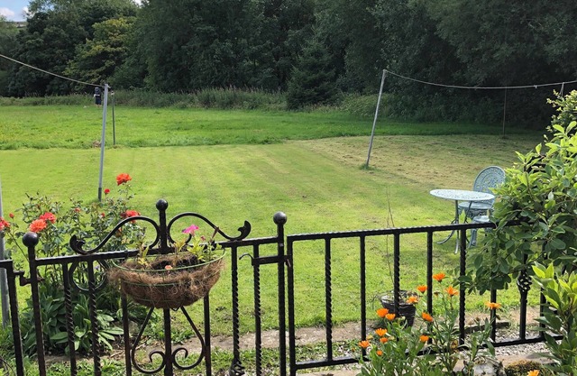 Village near Manchester, Pubs, Walks, Open Views, Dog Friendly, Opposite Green
