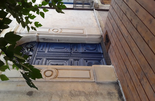 Casa de viñedos en un pequeño pueblo tranquilo rodeado de viñedos.
