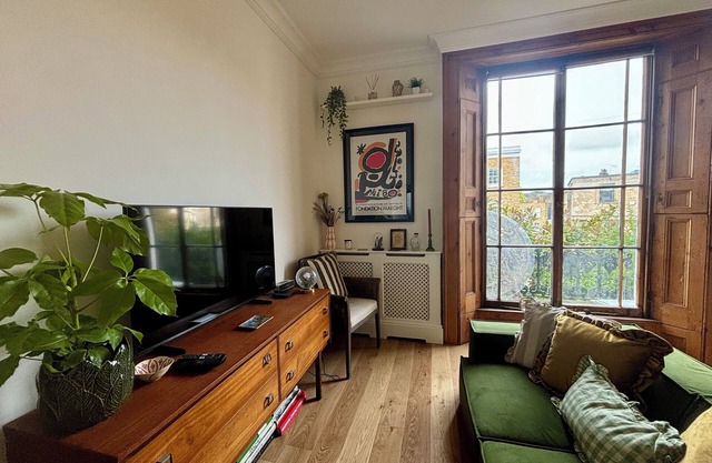Vintage-Inspired 1BD Flat in De Beauvoir Town