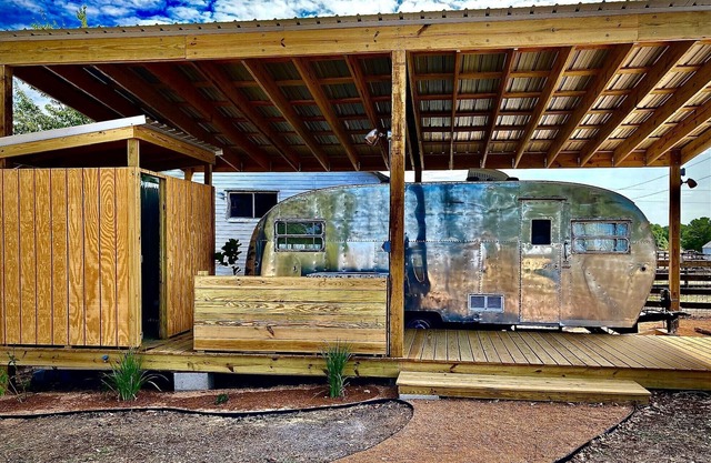 Vintage RV and outdoor space minutes from Round Top and Brenham!