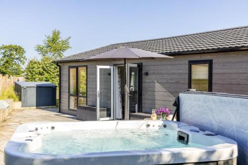 Violet Lodge, 11 Roadford Lake Lodges
