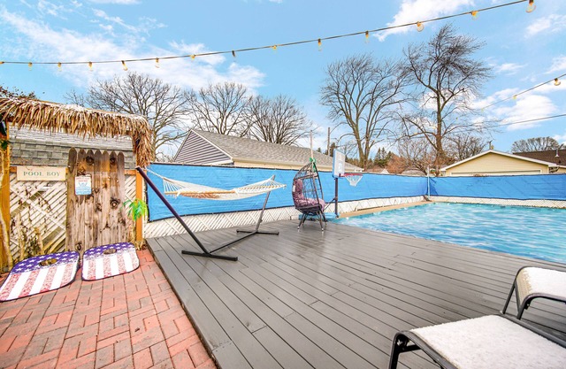 VIP! LUXURY 4BD 5min to Lake Michigan beach Big Pool with heater!!