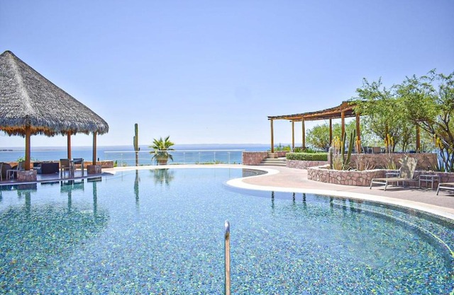 Vista Mar 2BR 2Bath Condo with pool and great views