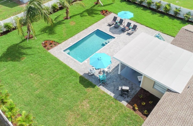 Viva La Flamingo! Newly Furnished Home, 10 Min to Anna Maria, Heated Pool