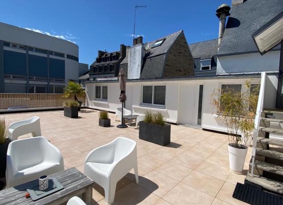 Votre mini maison en plein cœur du centre ville -terrasse - et parking privé sur place clos - draps et ménage inclus