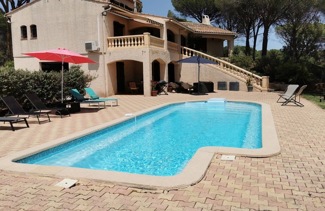 Villa surrounded by vineyards between the Gulf of St Tropez and the Haut-Var