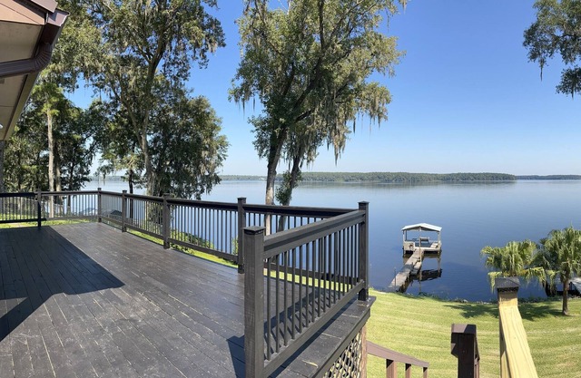 Wake to 180 lake sunrise & sunset views! Family, Fishing, Fun!