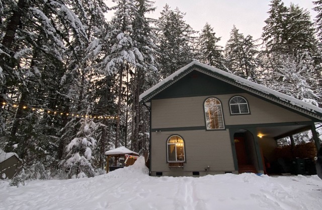 Waldhaus Mountain Chalet, close to skiing, hiking, biking, Fiber WIFI, EVCharger