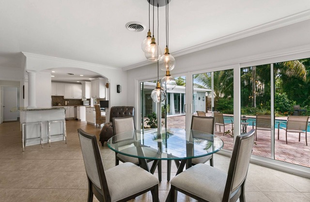 WALK 2 BEACH, HEATED POOL, PUTTING GREEN, 4be 2 ba, Tropical oasis