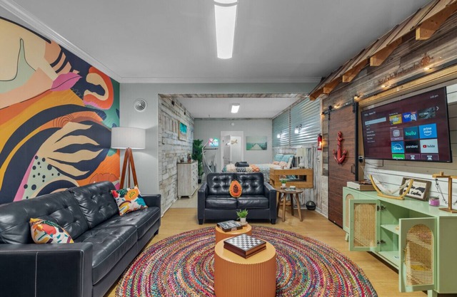 Walk Score 99/ Waterfront/Upscale Design/ 2 Kayaks