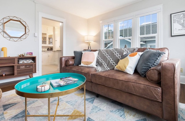 Walk to Alki-Charming Retreat Steps to Beach