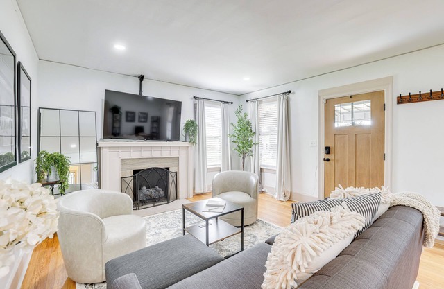 Walk to Amphitheater & Stadium: Home w/ Deck!