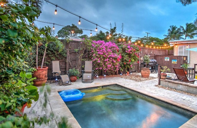 Walk to Attractions Tropical Lake Worth Hideaway!