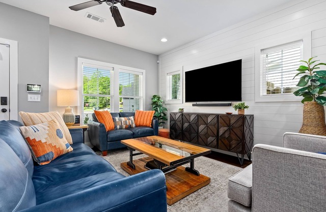 Walk to Auburn Campus \ Park at Home Free \ Golf - Tennis Easy Drive