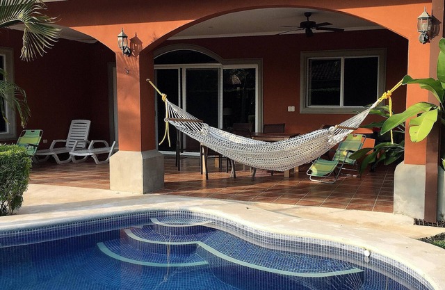 Camine hasta la playa o disfrute de la piscina privada en esta nueva casa de 2500 pies cuadrados con 3 habitaciones y 3 baños