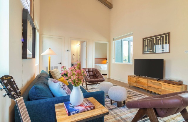 Modern 2BDR Suite w/ Balcony | 5mins to Downtown!