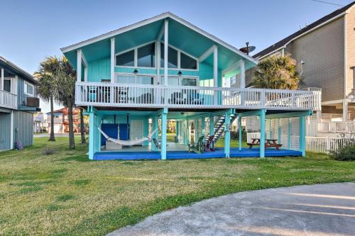 Walk to Gulf Cozy Beach House in Galveston!