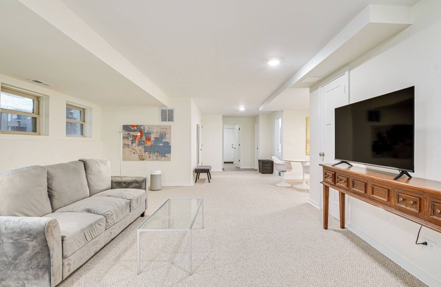 Walk to Lake Michigan: Chicago Apt w/ Deck