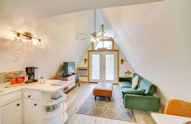 Walk to Lake Taneycomo: Cabin w/ Deck + Fire Pit!