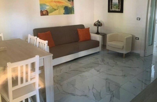 Walk to Markets Private Backyard+Free Parking English Help