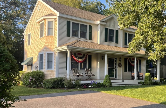 A pie de la playa de Mayflower! Casa de lujo de Cape Cod de estilo colonial con aire acondicionado