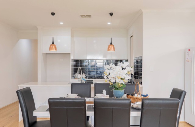 Walk to Shops & Dining, 3 Baths, Sleeps 8, Ideal Location in Tranmere Adelaide.